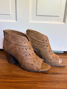 Jellypop Clarita Size 10 Suede Cutout Peep-Toe Tan Booties